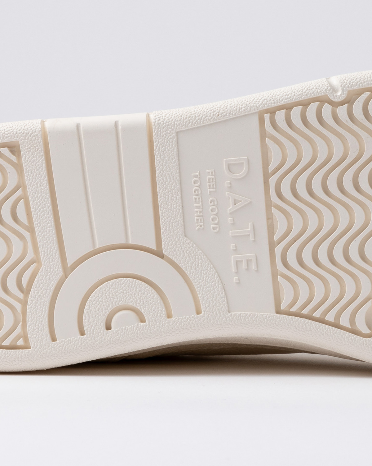 D.A.T.E.: COURT 2.0 NATURAL MILK