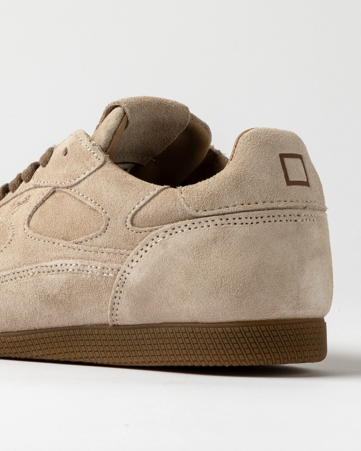 D.A.T.E.: FUGA LOW VELOUR BEIGE