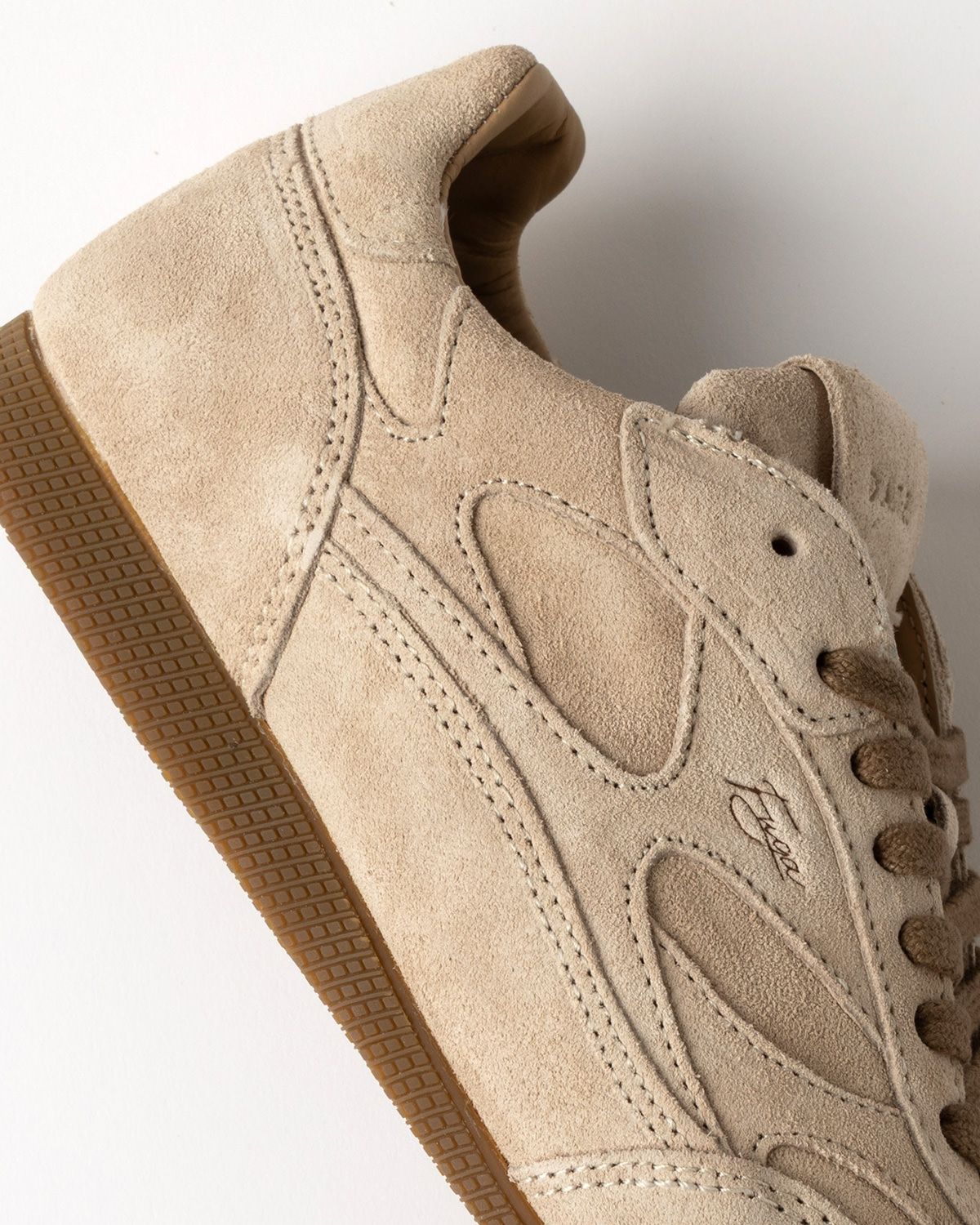 D.A.T.E.: FUGA LOW VELOUR BEIGE