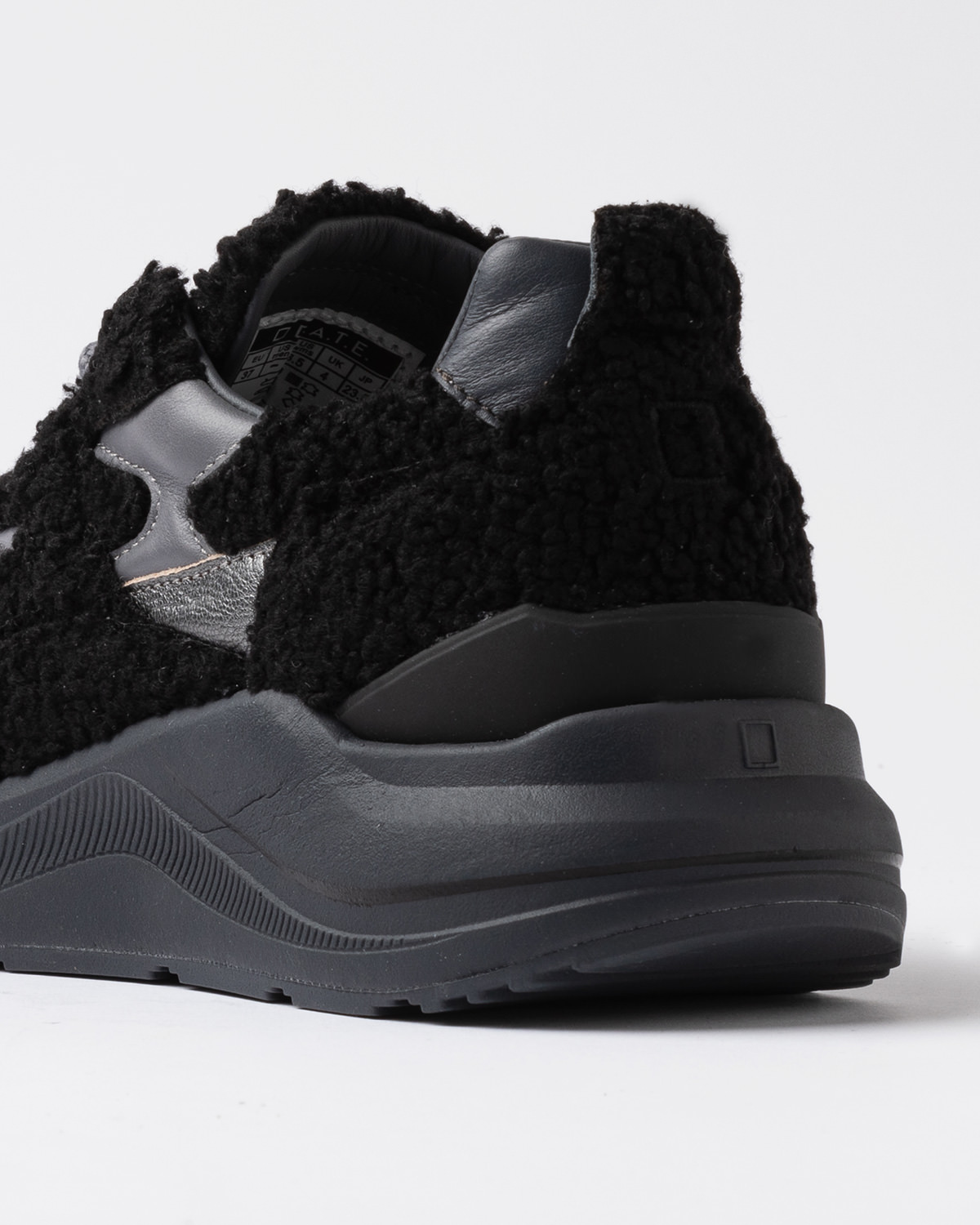 D.A.T.E.: FUGA TEDDY BLACK