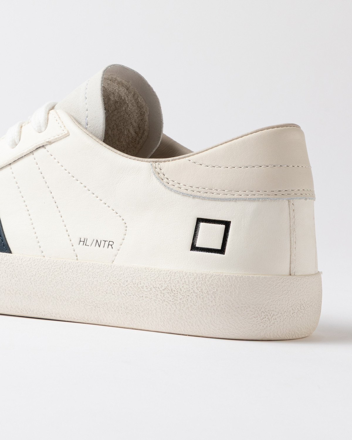 D.A.T.E.: HILL LOW NATURAL WHITE-BLUE
