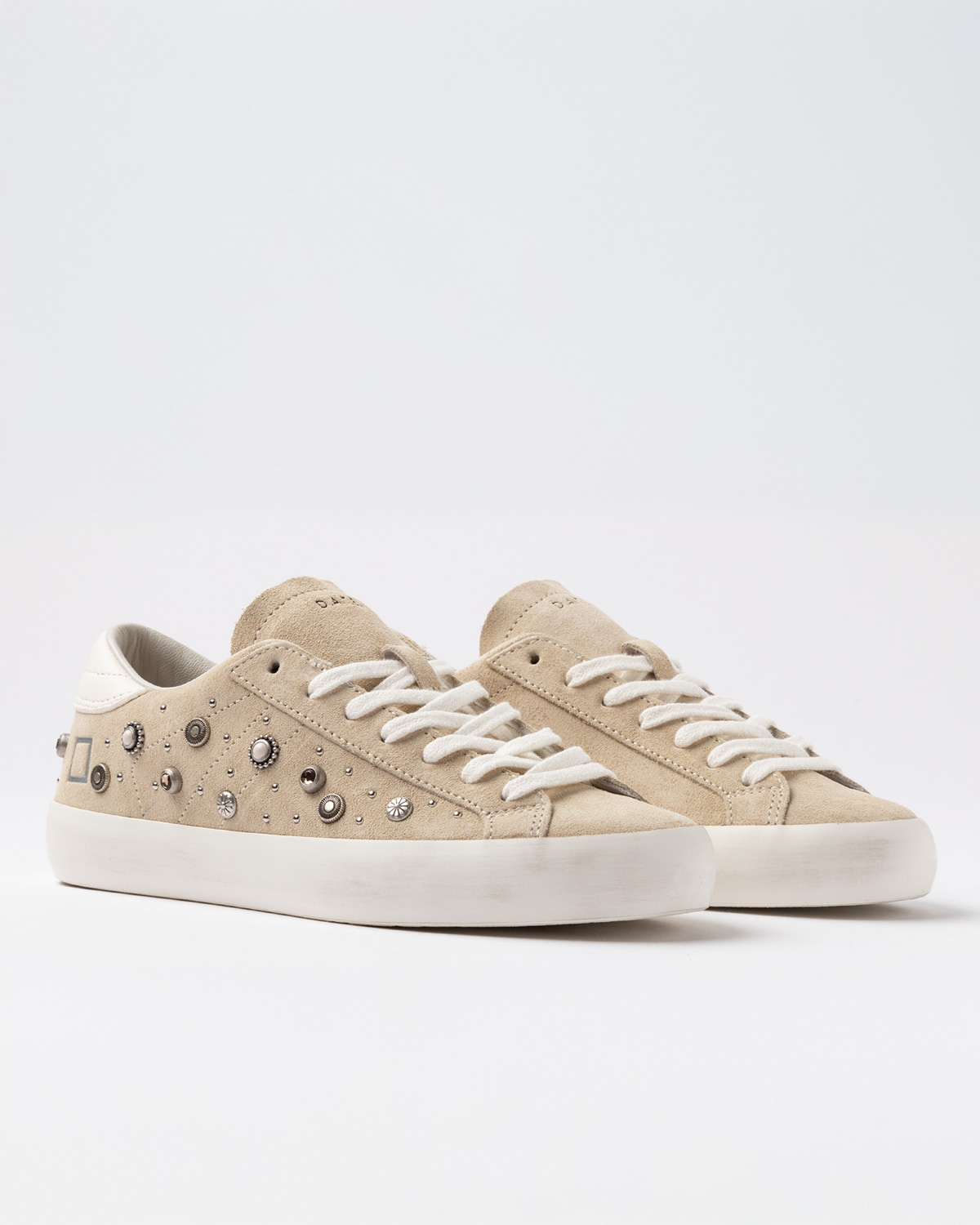 D.A.T.E.: HILL LOW STUDS BEIGE