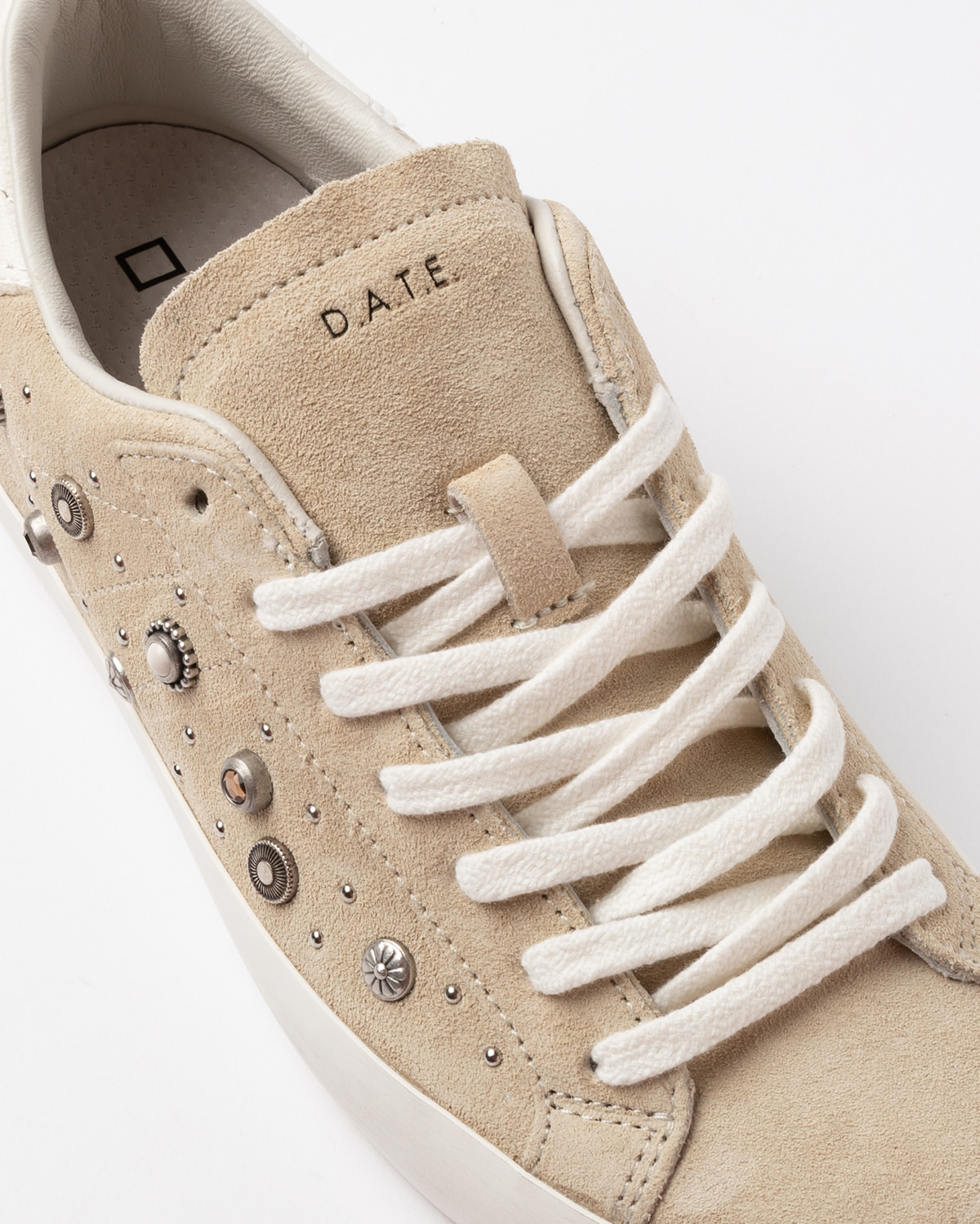 D.A.T.E.: HILL LOW STUDS BEIGE