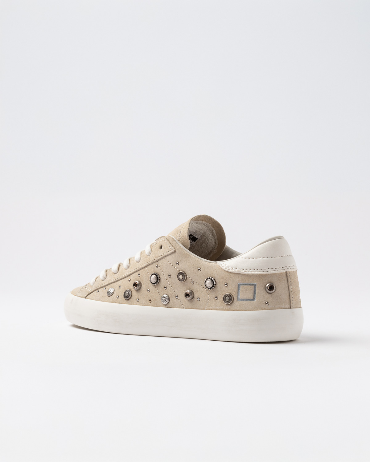 D.A.T.E.: HILL LOW STUDS BEIGE