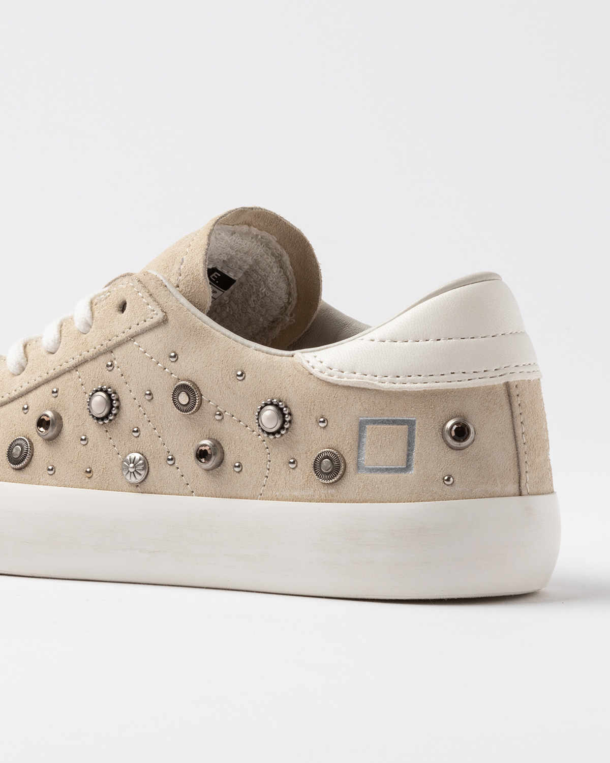 D.A.T.E.: HILL LOW STUDS BEIGE
