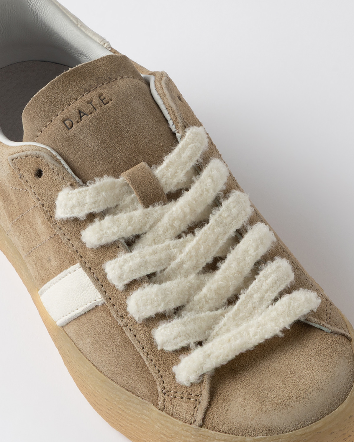 D.A.T.E.: HILL LOW SUEDE CAMEL