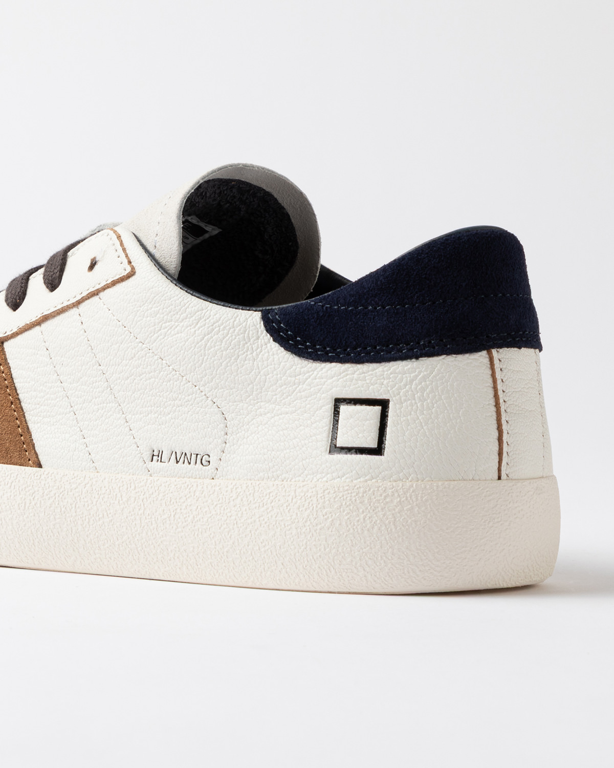 D.A.T.E.: HILL LOW VINTAGE WHITE-BLUE