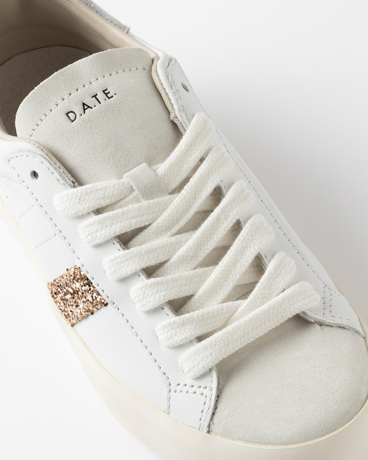 D.A.T.E.: HILL LOW VINTAGE WHITE-SILVER