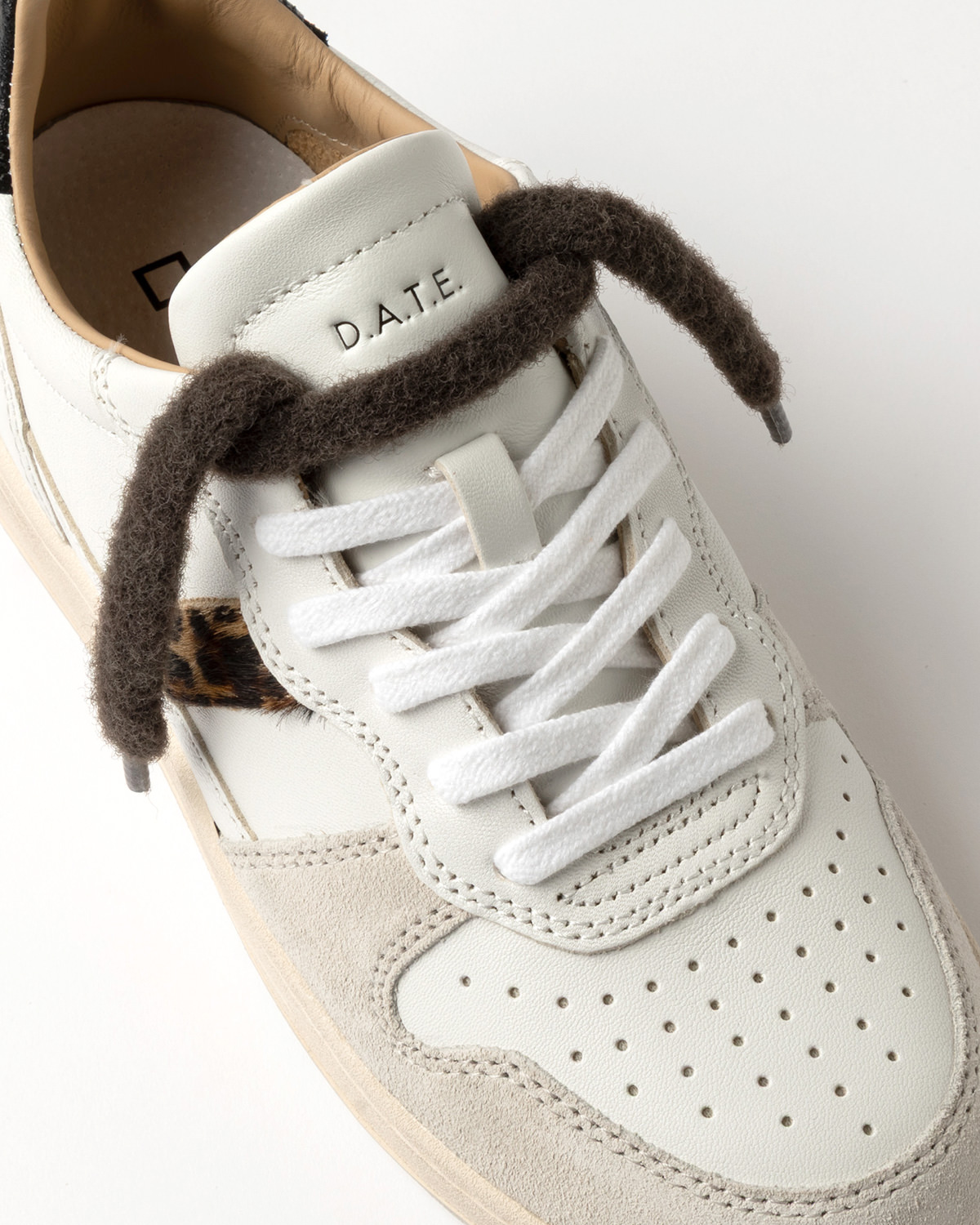 D.A.T.E.: LACE PUFFY DATE BROWN