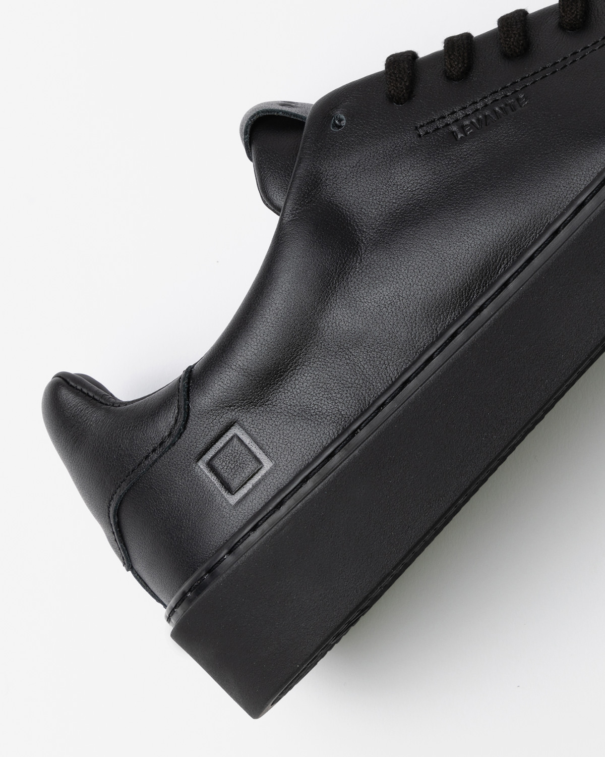 D.A.T.E.: LEVANTE MONO BLACK