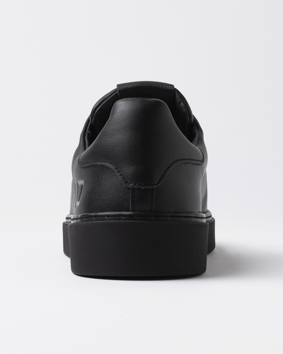 D.A.T.E.: LEVANTE MONO BLACK