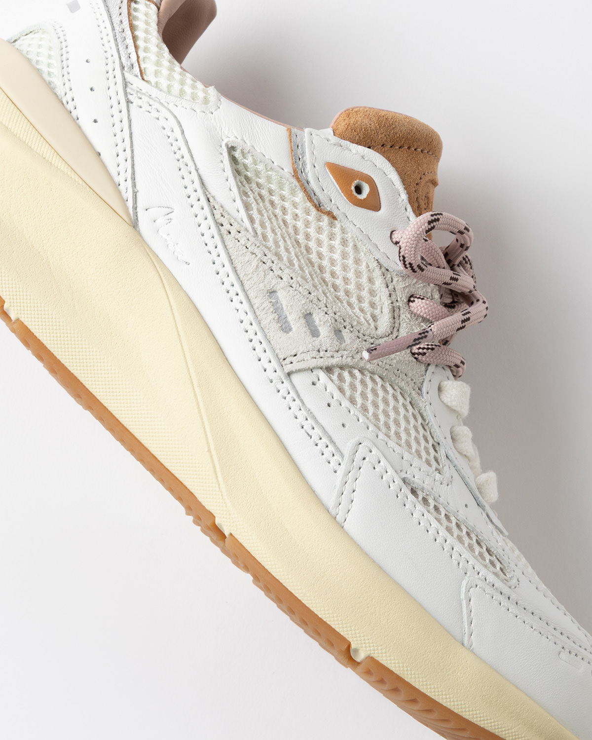 D.A.T.E.: MUSA HF WHITE-PINK