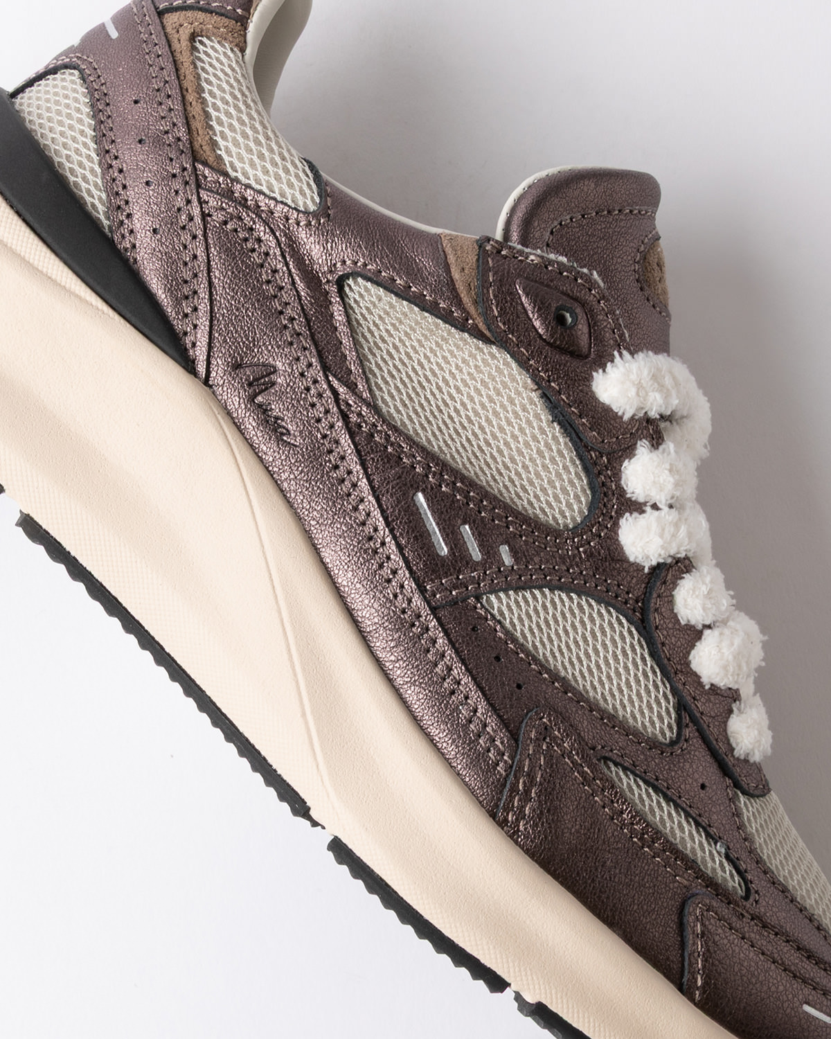 D.A.T.E.: MUSA LAMINATED TAUPE