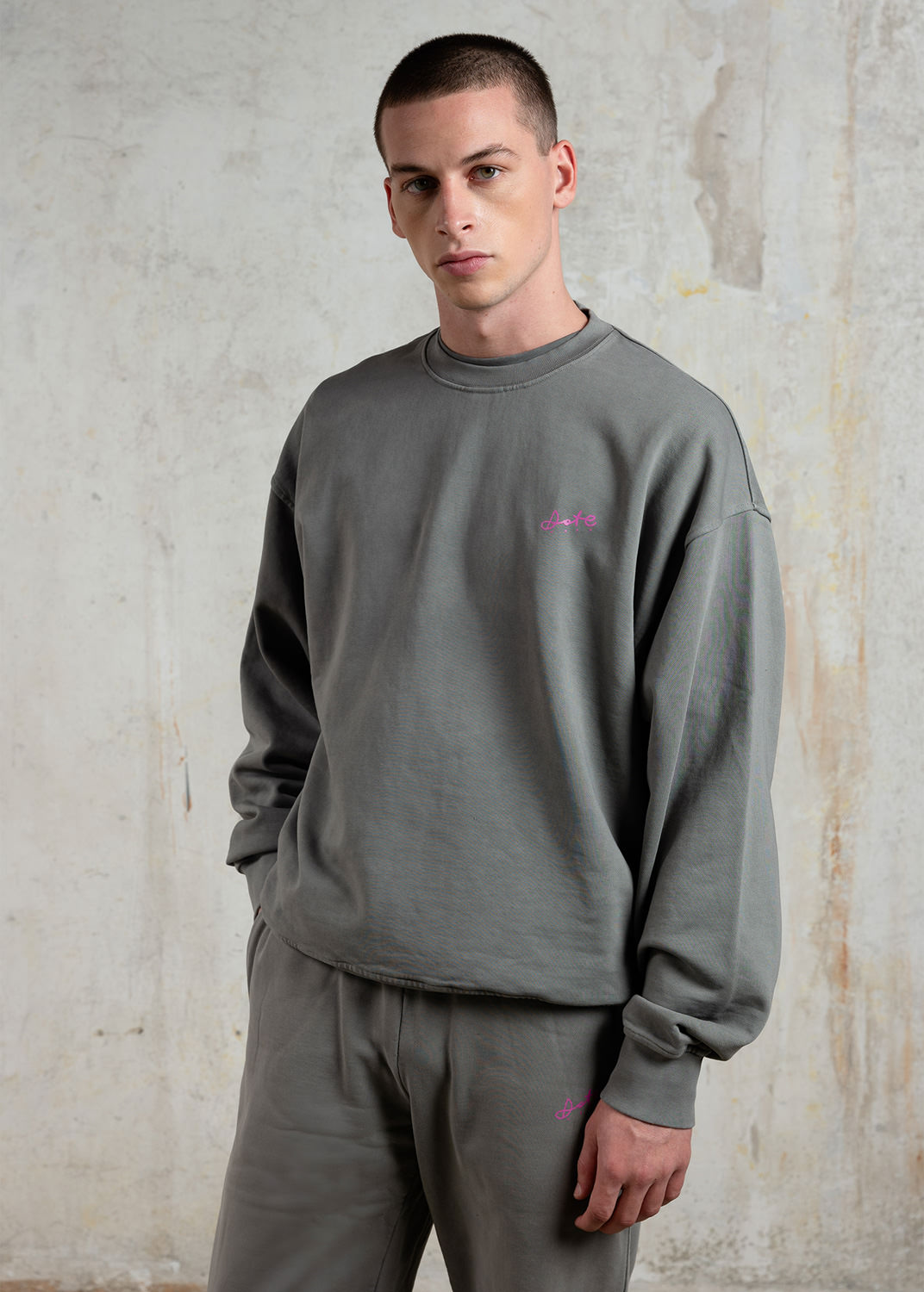 D.A.T.E.: SWEATSHIRT SOFT GRAY