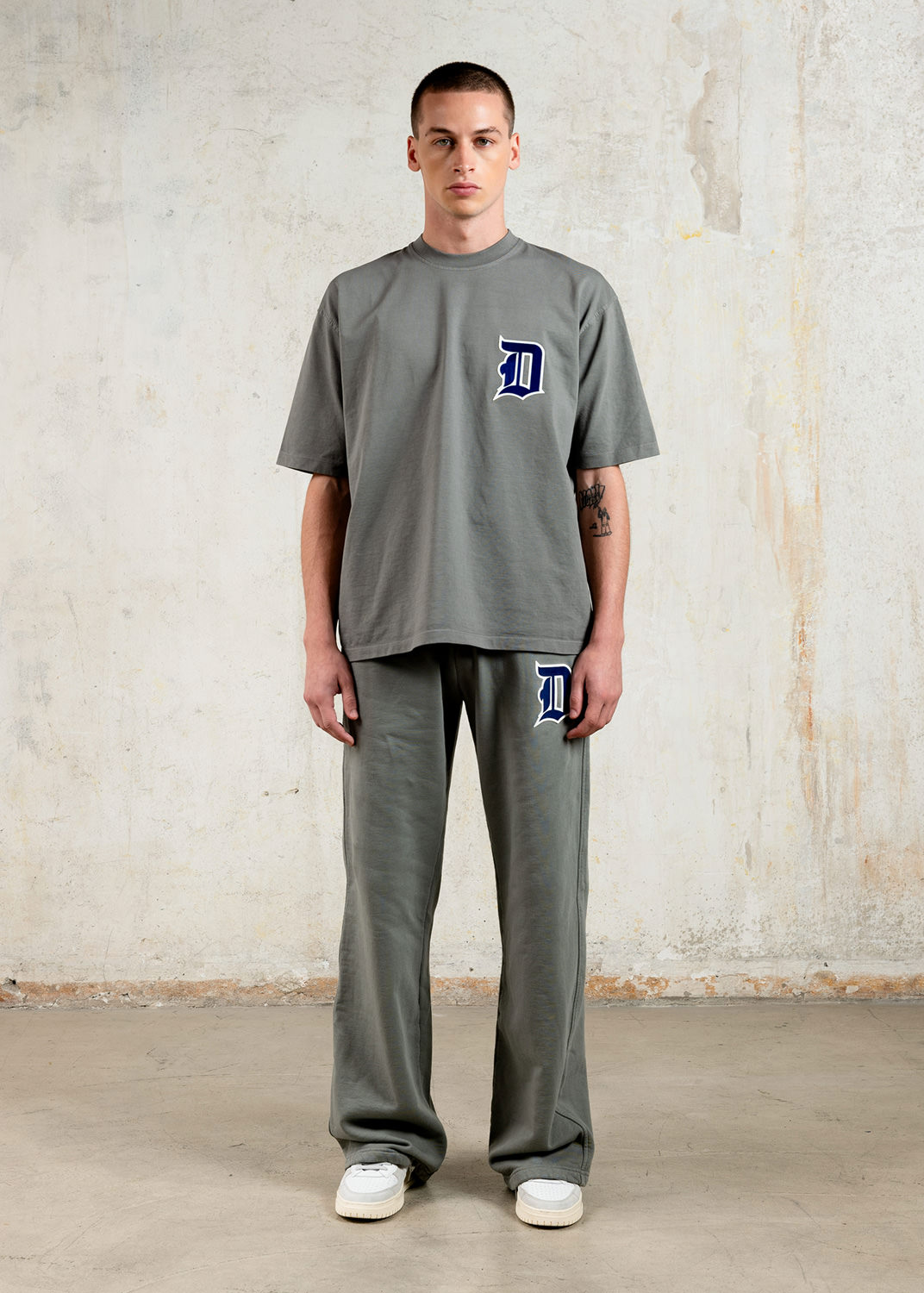 D.A.T.E.: T-SHIRT OVER LETTER GRAY