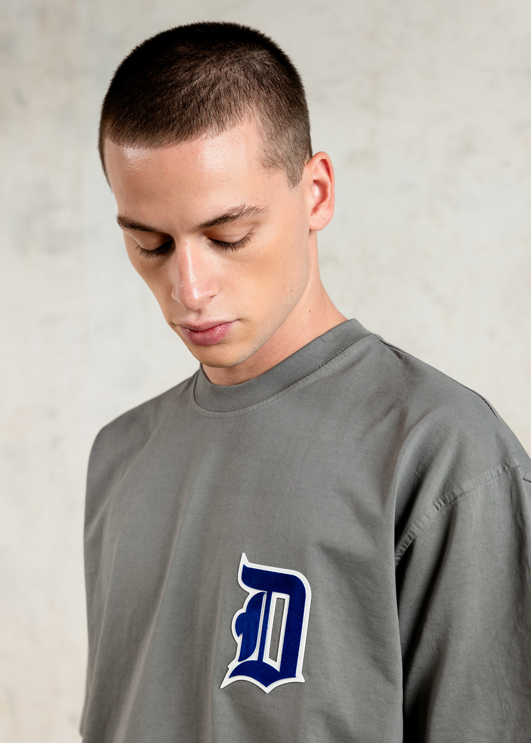 D.A.T.E.: T-SHIRT OVER LETTER GRAY