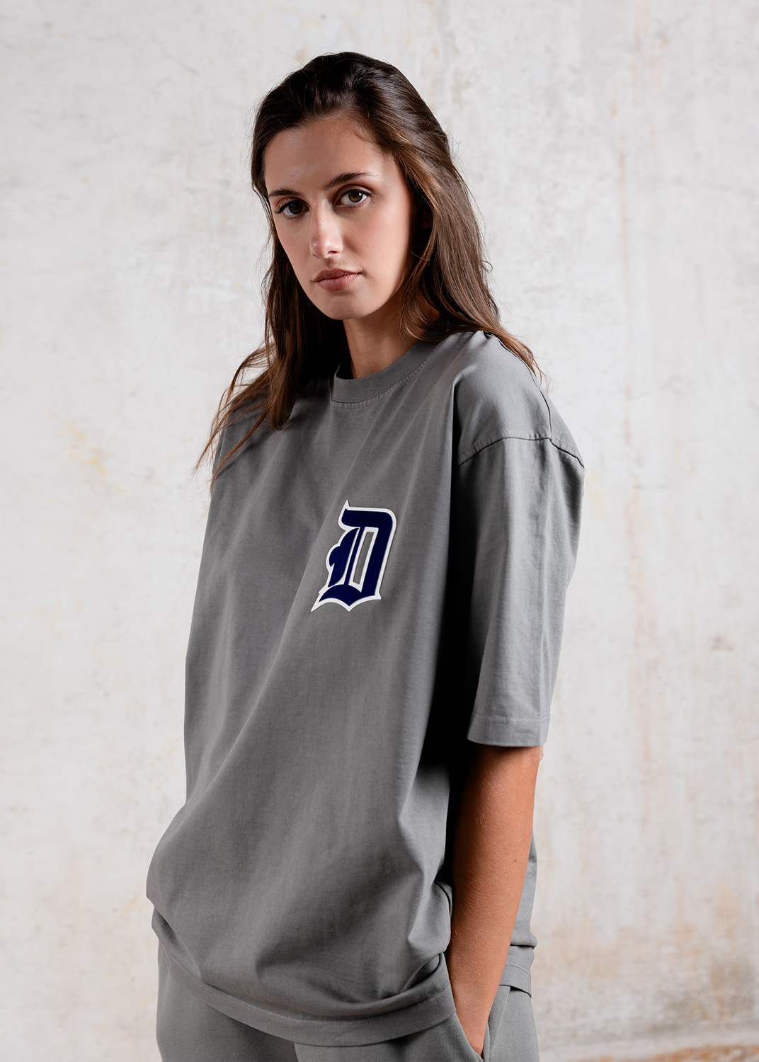 D.A.T.E.: T-SHIRT OVER LETTER GRAY