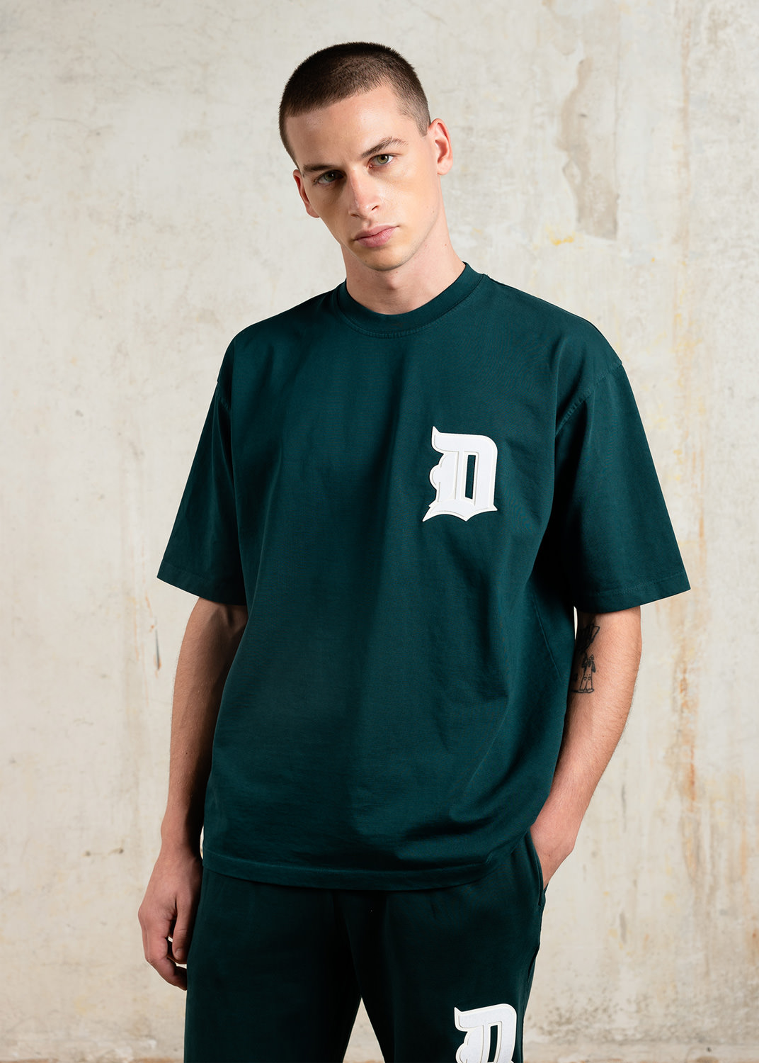 D.A.T.E.: T-SHIRT OVER LETTER GREEN