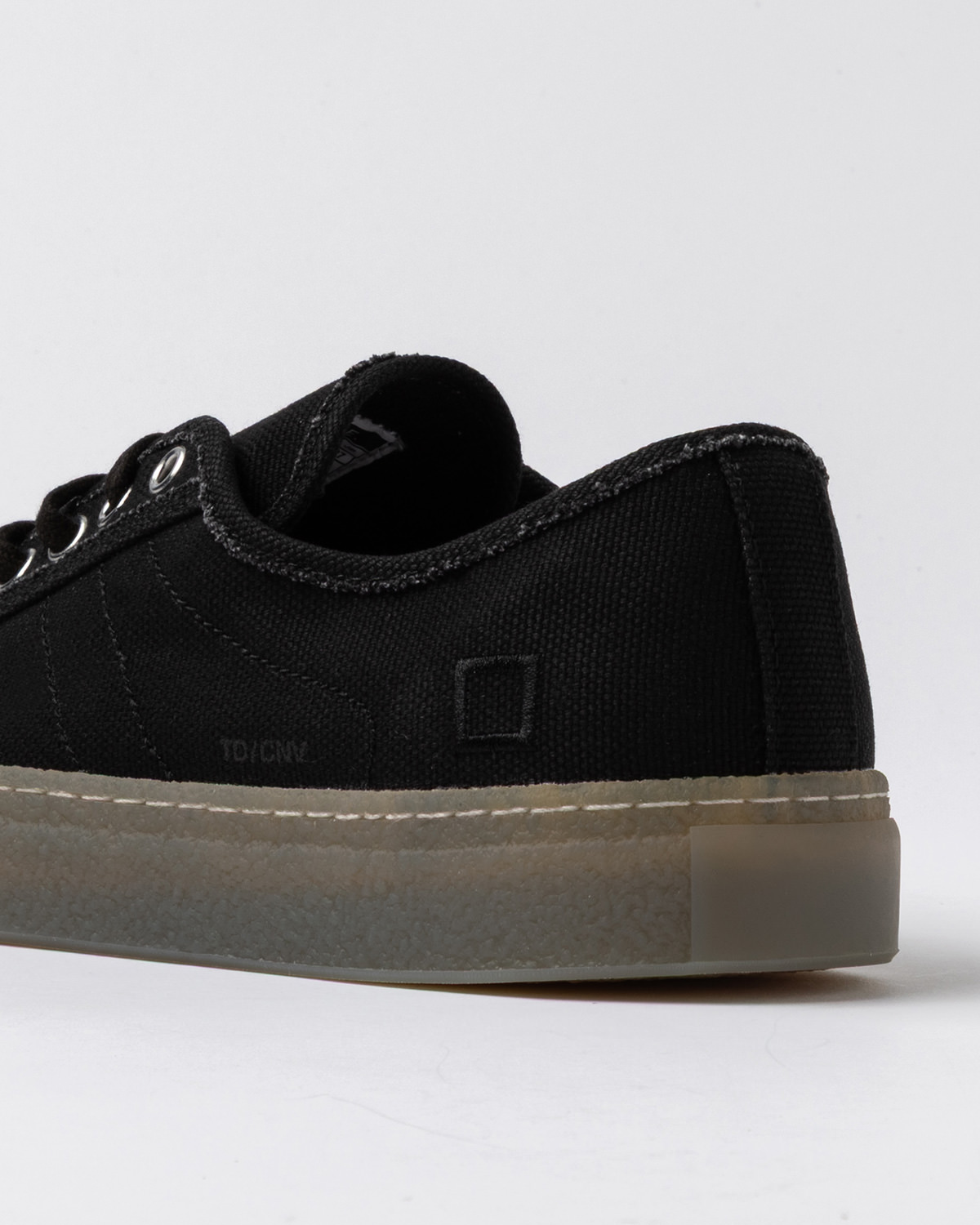 D.A.T.E.: TENDER CANVAS BLACK