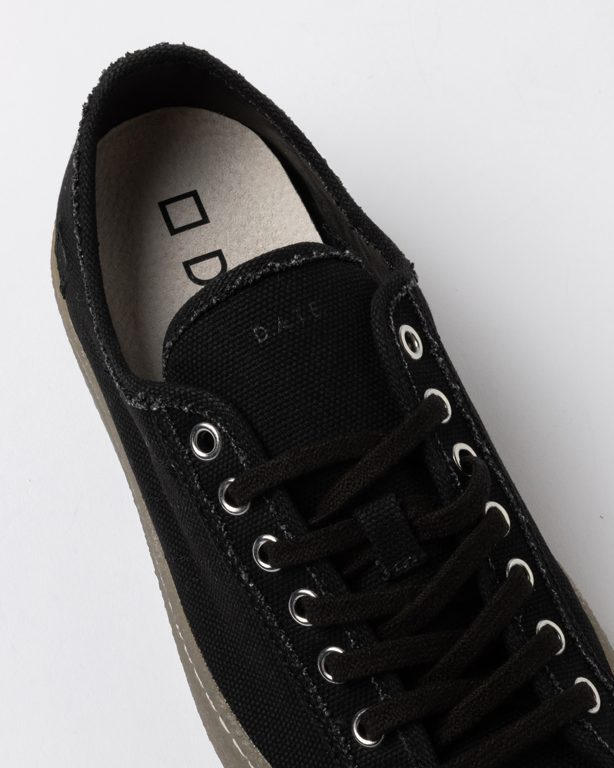 D.A.T.E.: TENDER CANVAS BLACK